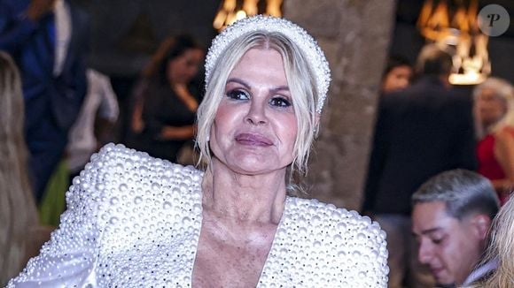 Monique Evans desconversou quando Silvio Santos falou em 'pequeno problema' envolvendo a ida da modelo para buscar o Troféu Imprensa