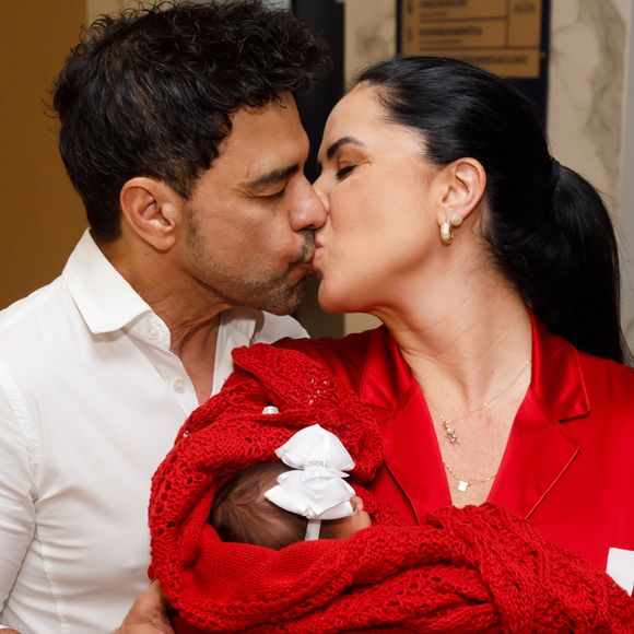 Graciele Lacerda e Zezé Di Camargo trocaram beijos na saída da maternidade