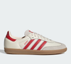 O Adidas Samba OG chama atenção pela cor que lembra o morango cravejado, novo doce viral feito com morango fresco, brigadeiro branco e uma cobertura crocante de chocolate branco com caramelo vermelho. O modelo une a referência da fruta à tradição esportiva da adidas
