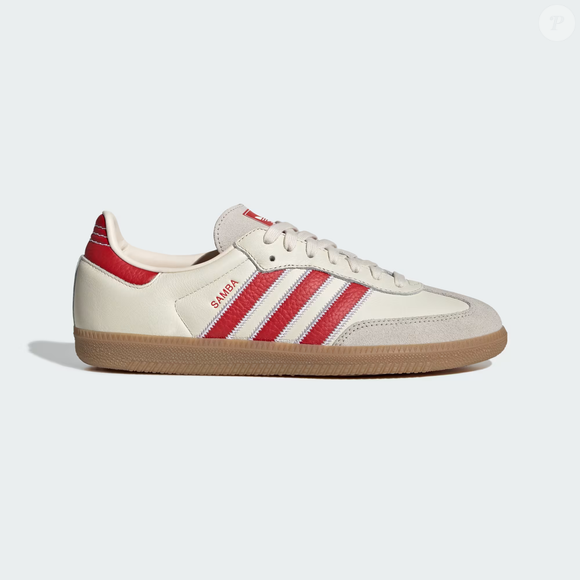 O Adidas Samba OG chama atenção pela cor que lembra o morango cravejado, novo doce viral feito com morango fresco, brigadeiro branco e uma cobertura crocante de chocolate branco com caramelo vermelho. O modelo une a referência da fruta à tradição esportiva da adidas