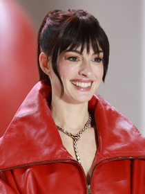 Muda o rosto de forma sofisticada: hair stylist explica como copiar a nova franja de Anne Hathaway em 'O Diabo Veste Prada 2'. 'É menos sobre rebeldia e mais sobre intenção estética'