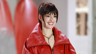 Muda o rosto de forma sofisticada: hair stylist explica como copiar a nova franja de Anne Hathaway em 'O Diabo Veste Prada 2'. 'É menos sobre rebeldia e mais sobre intenção estética'