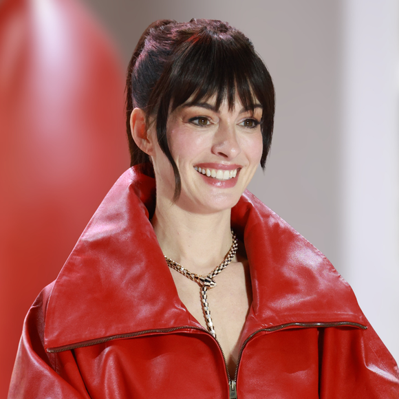 Muda o rosto de forma sofisticada: hair stylist explica como copiar a nova franja de Anne Hathaway em 'O Diabo Veste Prada 2'. 'É menos sobre rebeldia e mais sobre intenção estética'