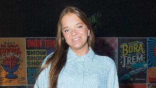 Sem Ticiane, Rafa Justus brilha com conjunto de cropped brilhante e bolsa grifada para segundo dia do Lollapalooza 2025. Veja fotos!