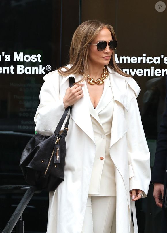 Jennifer Lopez é referência mundial de beleza, mas, segundo rumores, usa um composto injetável muito conhecido na estética para tratar um problema de saúde