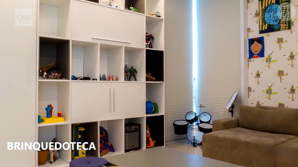 Brinquedoteca é um dos espaços destinados ao lazer na mansão de Flávio Bolsonaro. A casa de dois andares também possui academia, spa com aquecimento solar, espaço gourmet e piscina
