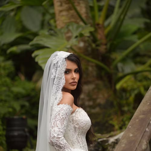 Mantilha de renda, corpete estruturado e saia volumosa deram o tom do vestido de noiva escolhido por Isabella Arantes