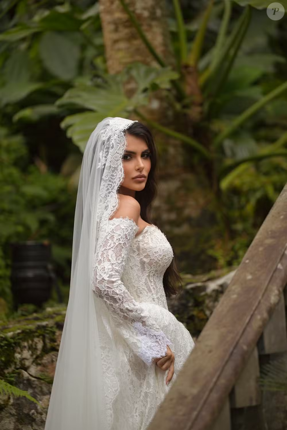 Mantilha de renda, corpete estruturado e saia volumosa deram o tom do vestido de noiva escolhido por Isabella Arantes