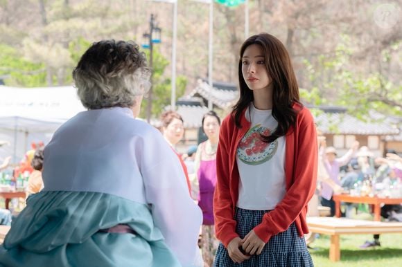 Após uma entrevista, internautas descobriram que o bisavô de Ha Young, Ahn Sang-ho, participou de uma organização criada em 1916 que apoiava a aproximação entre a Coreia e o Japão