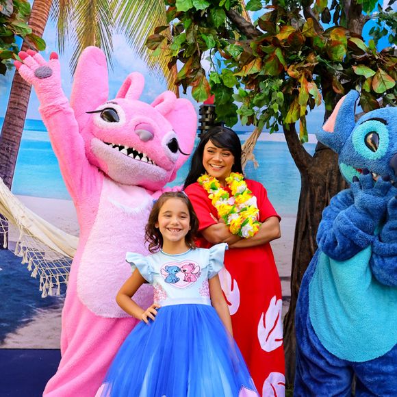 Festa de Manuella, filha de Ticiane Pinheiro e César Tralli: os convidados foram recepcionados na porta por atores vestidos dos principais personagens