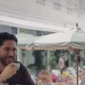 Odete Roitman (Debora Bloch) tomando uma refeição dentro do hotel Copacabana Palace.
