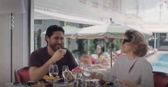 Odete Roitman (Debora Bloch) tomando uma refeição dentro do hotel Copacabana Palace.