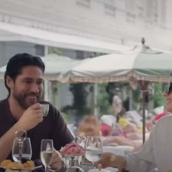 Odete Roitman (Debora Bloch) tomando uma refeição dentro do hotel Copacabana Palace.