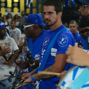 Filho de Claudia Raia, Enzo Celulari surgiu na bateria da Beija-Flor durante ensaio de carnaval