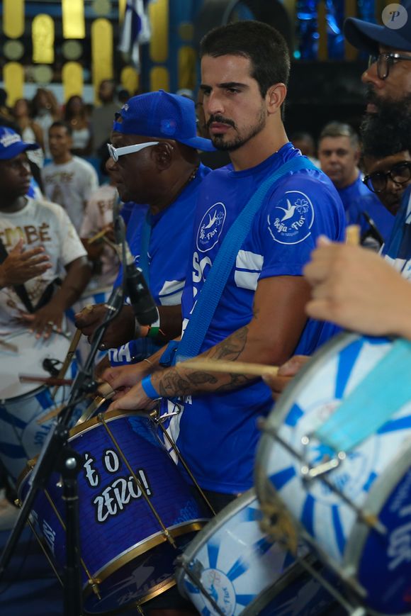 Filho de Claudia Raia, Enzo Celulari surgiu na bateria da Beija-Flor durante ensaio de carnaval