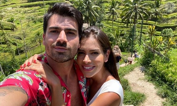 Rodrigão e Adriana Sant’Anna enfrentam uma ação judicial relacionada a uma cobrança milionária. A Justiça de São Paulo determinou o bloqueio de valores nas contas da ex-BBB, segundo informações divulgadas pelo portal LeoDias