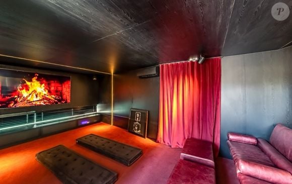 Propriedade conta com uma sala de cinema particular que preza pelo conforto