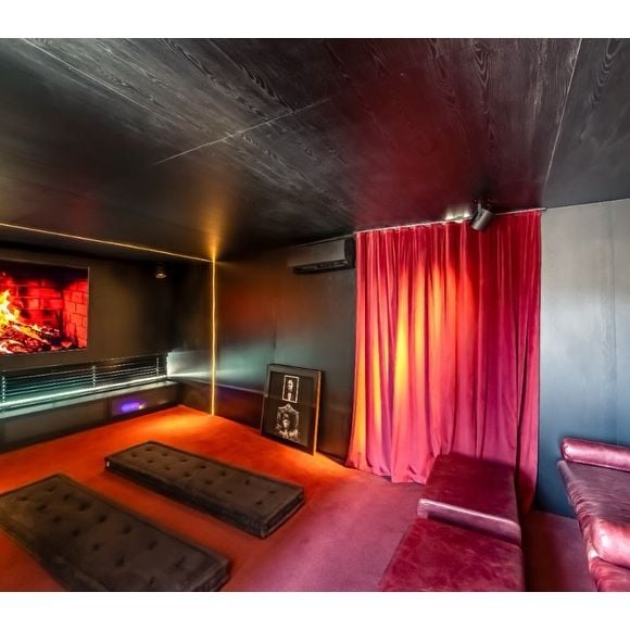 Propriedade conta com uma sala de cinema particular que preza pelo conforto