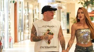 Casal fitness e 75kg mais magro! Thaís Vasconcellos surge de cropped brilhante e deixa barriga à mostra em passeio com marido, Ferrugem