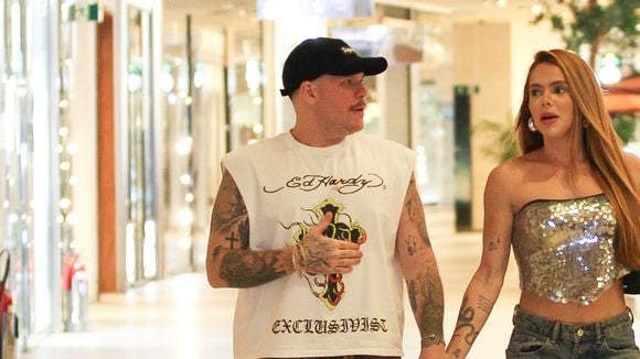Casal fitness e 75kg mais magro! Thaís Vasconcellos surge de cropped brilhante e deixa barriga à mostra em passeio com marido, Ferrugem