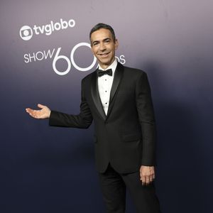 César Tralli deu soquinhos na bancada enquanto a colega emitia o som ‘toc, toc, toc’