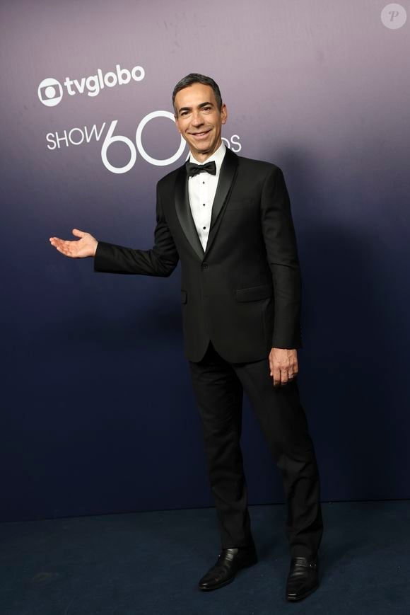 César Tralli deu soquinhos na bancada enquanto a colega emitia o som ‘toc, toc, toc’