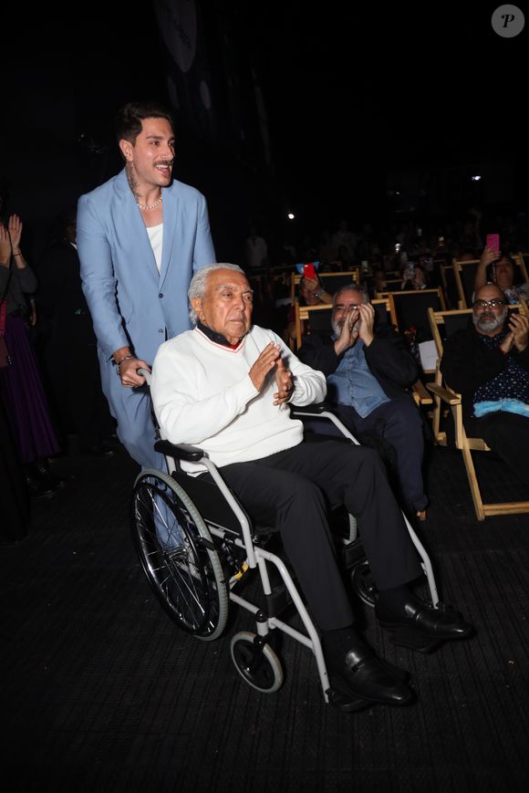 Mauricio de Sousa entrou de cadeira de rodas na sala de exibição no lançamento de sua cinebiografia