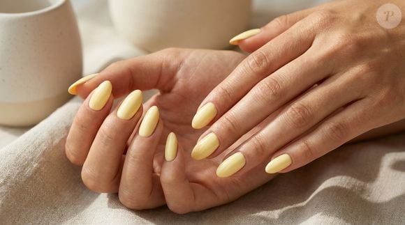 O amarelo manteiga é uma das apostas mais desejadas entre os tons claros da temporada. Luminoso e delicado, pode aparecer como protagonista da manicure ou apenas em detalhes, como linhas e lunares