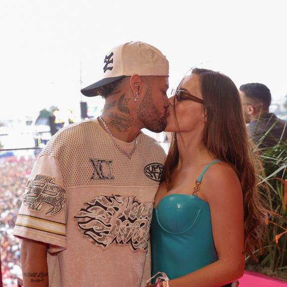 E teve beijão de Neymar e Bruna Biancardi, com direito a mão boba do jogador do Santos