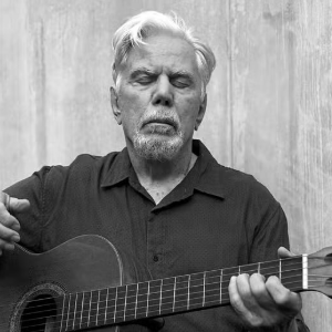 Reginaldo Faria, o Marco Aurélio da 1ª Vale Tudo', toca violão desde a juventude