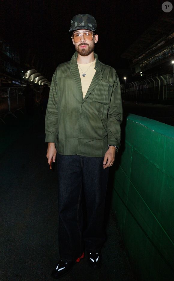 Para o evento, João Guilherme escolheu uma camisa listrada com uma calça jeans reta e um tênis super inusitado