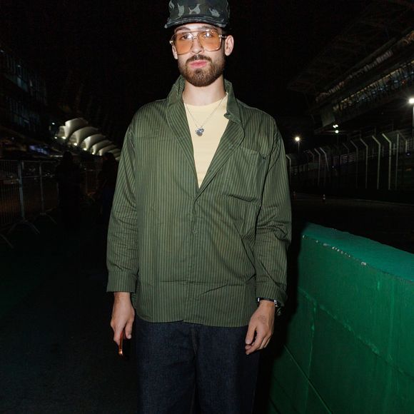 Para o evento, João Guilherme escolheu uma camisa listrada com uma calça jeans reta e um tênis super inusitado