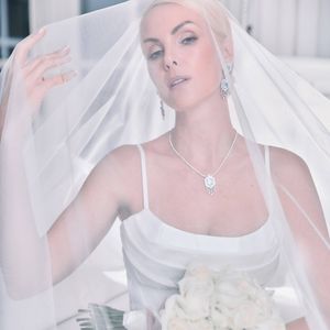 Ana Hickmann completou a produção com joias claras brilhantes e um buquê de rosas brancas belíssimo