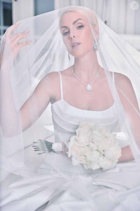 Ana Hickmann completou a produção com joias claras brilhantes e um buquê de rosas brancas belíssimo