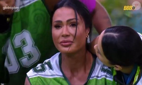 Gracyanne Barbosa explicou que ficar sentada em um banco do lado de fora a 'engatilhou' sobre o período em que dormia na rua