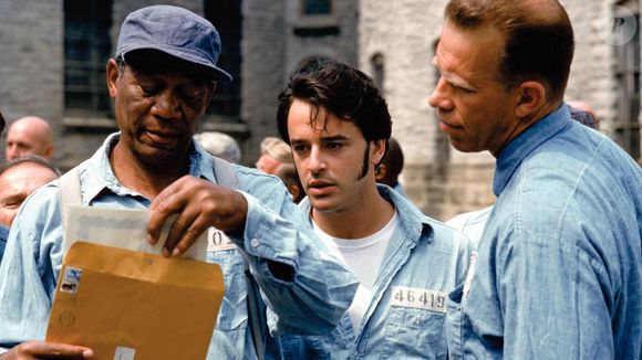 'Um Sonho de Liberdade' foi escrito e dirigido por Frank Darabont, e estrelado por Tim Robbins e Morgan Freeman