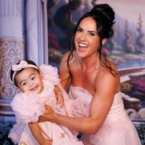 A filha de Zezé Di Camargo e Graciele Lacerda encantou os convidados