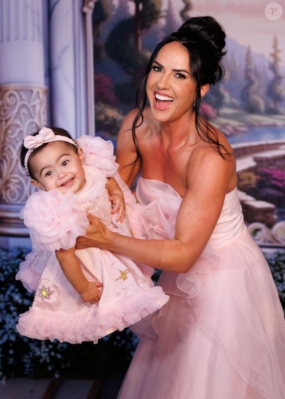 A filha de Zezé Di Camargo e Graciele Lacerda encantou os convidados