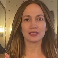 Jennifer Lopez, aos 56 anos, exibe beleza natural sem maquiagem e revela o segredo da pele radiante