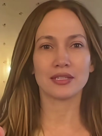 Jennifer Lopez, aos 56 anos, exibe beleza natural sem maquiagem e revela o segredo da pele radiante
