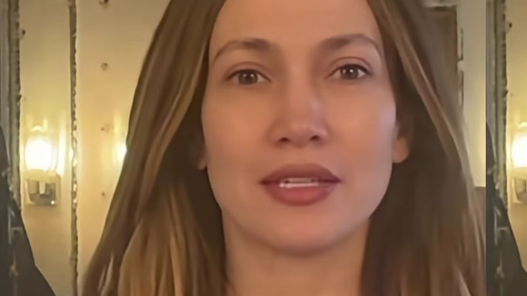 Jennifer Lopez, aos 56 anos, exibe beleza natural sem maquiagem e revela o segredo da pele radiante