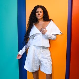 Bella Campos em look branco: psicologia aponta cor como uma das mais usadas por pessoas inteligentes