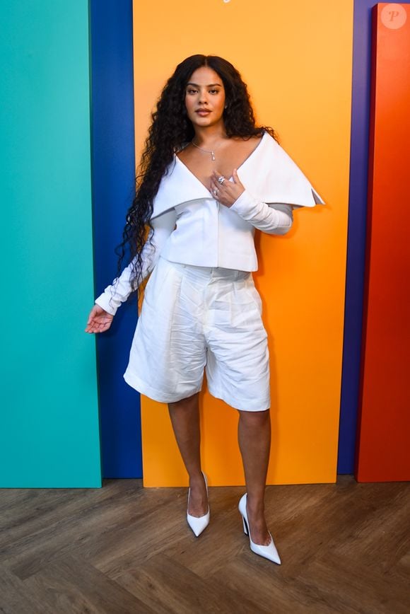 Bella Campos em look branco: psicologia aponta cor como uma das mais usadas por pessoas inteligentes