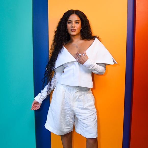 Bella Campos em look branco: psicologia aponta cor como uma das mais usadas por pessoas inteligentes