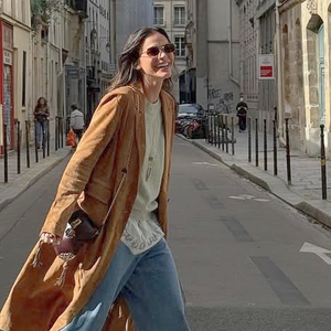 Bruna Marquezine aposta em casacos de modelagens mais alongadas, em tonalidades terrosas, combinando com jeans, uma proposta clássica e confortável para o Outono 2026.