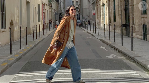 Bruna Marquezine aposta em casacos de modelagens mais alongadas, em tonalidades terrosas, combinando com jeans, uma proposta clássica e confortável para o Outono 2026.