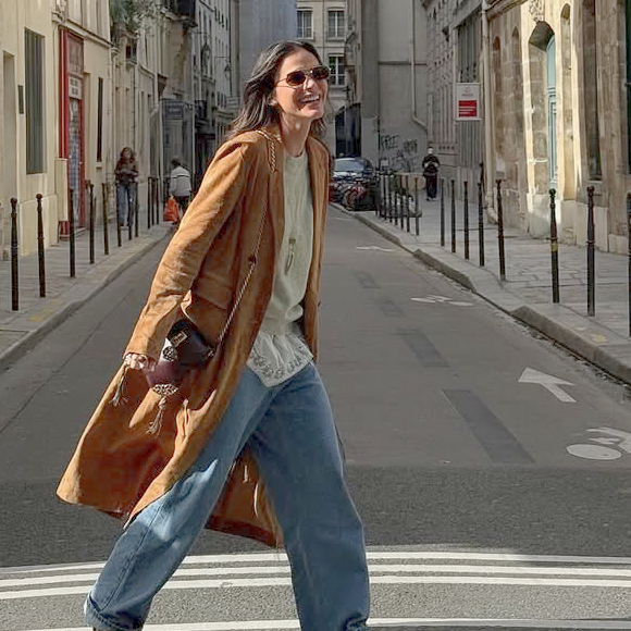 Bruna Marquezine aposta em casacos de modelagens mais alongadas, em tonalidades terrosas, combinando com jeans, uma proposta clássica e confortável para o Outono 2026.