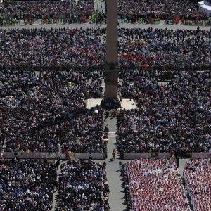 Funeral de Papa Francisco: foto mostra a multidão que se reuniu no Vaticano neste sábado (26)