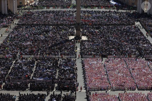 Funeral de Papa Francisco: foto mostra a multidão que se reuniu no Vaticano neste sábado (26)