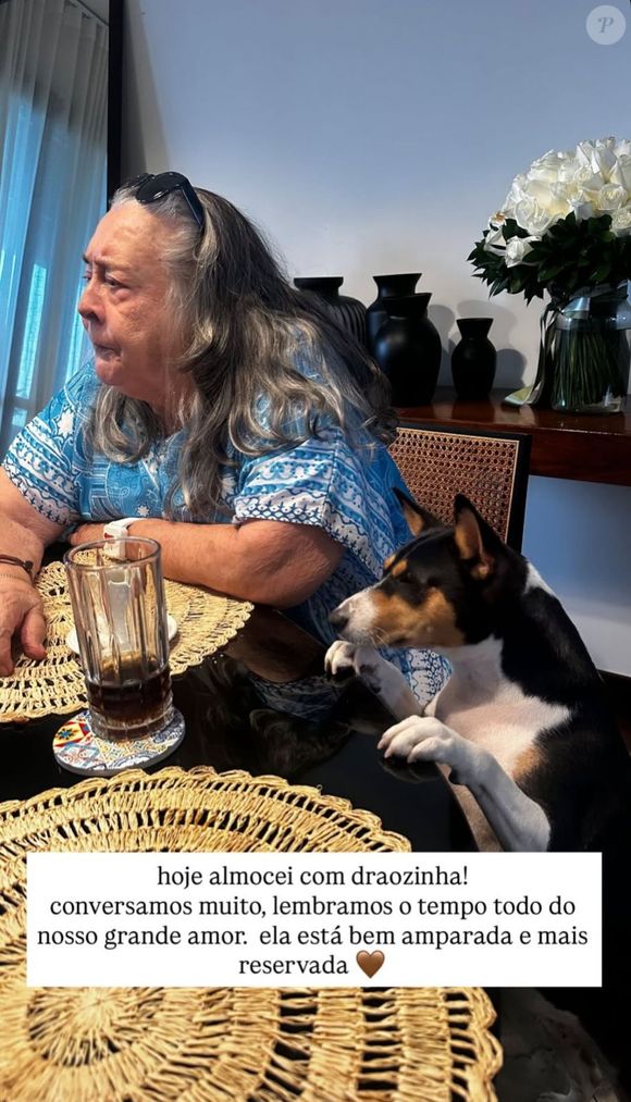 Grande amiga de Preta Gil, Jude Paulla publicou uma foto ao lado de Sandra Gadelha, mãe da cantora, e detalhou como ela tem passado em meio ao luto.